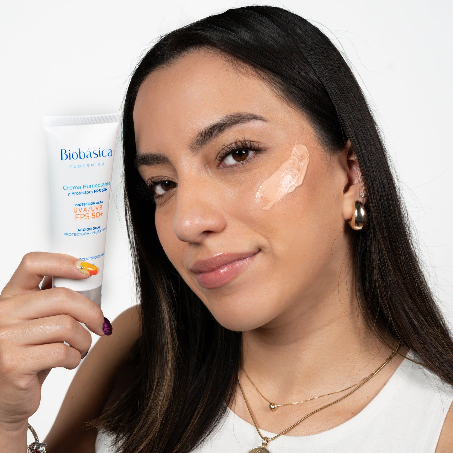 Crema humectante y protectora con color FPS 50+