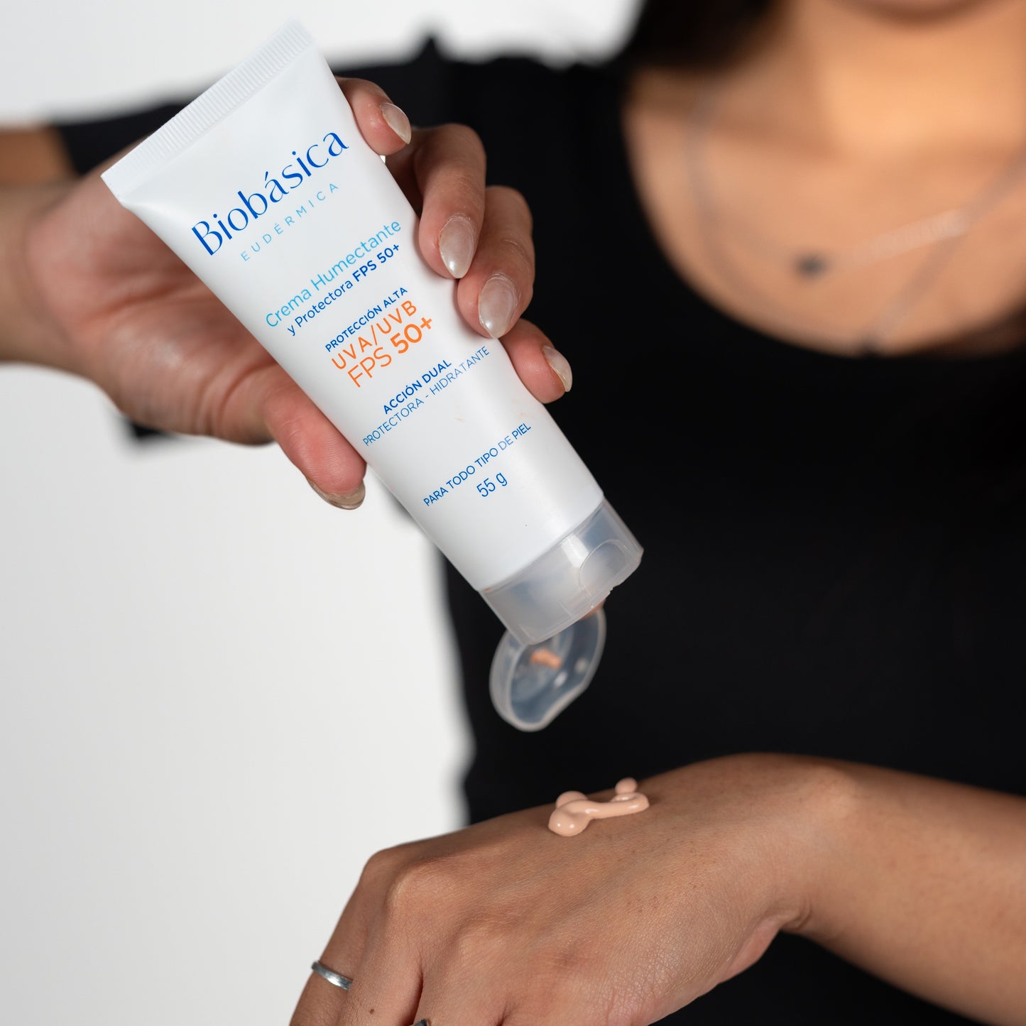 Crema humectante y protectora con color FPS 50+